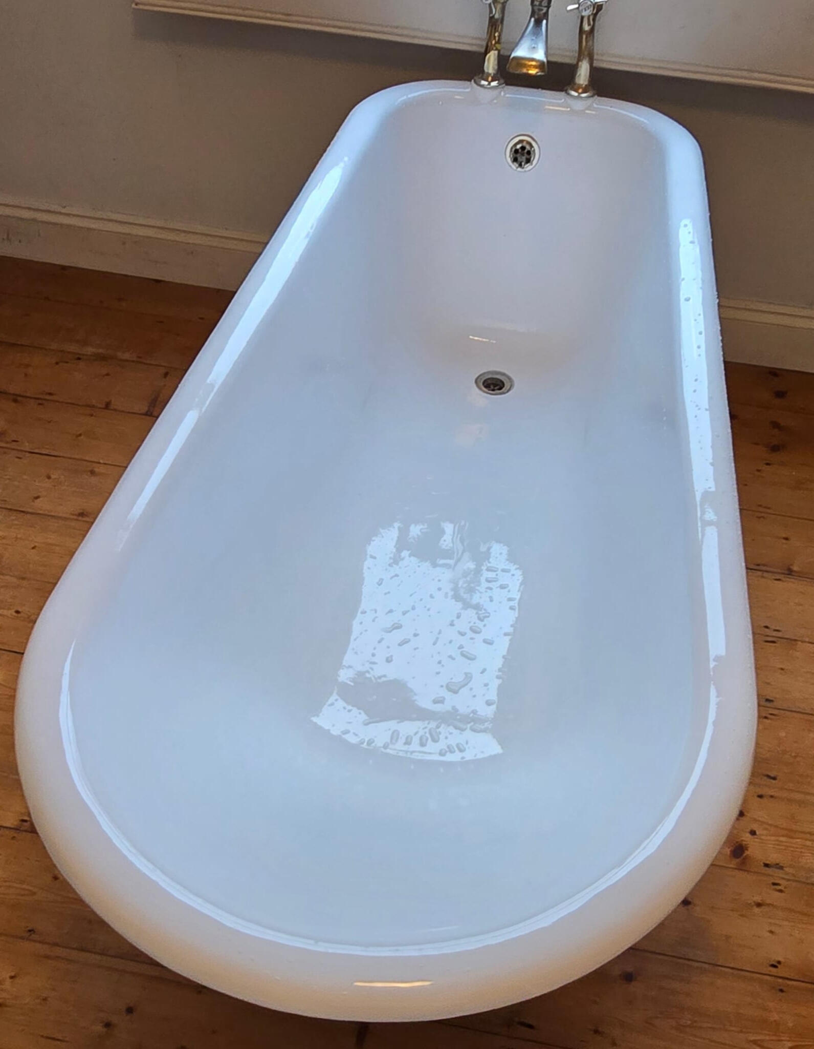 OLD CAST IRON BATH FINISHED TO A HIGH GLOSS FINISHED IN Southampton OLD CAST IRON BATH FINISHED TO A HIGH GLOSS FINISHED IN Southampton